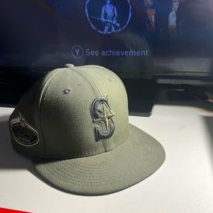 7 3/8 New Era hat (Mariners). Limited edition. not shaped.
